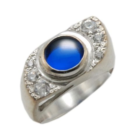 Anello con zaffiro blu e zirconi realizzato in argento